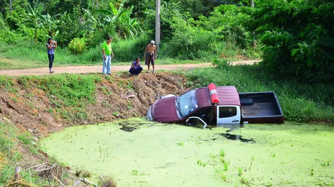 ดินสไลด์รถสายตรวจตกคลอง! ด.ต.อ่างทอง โชคดี ออกจากรถมาคุยกับชาวบ้านก่อน
