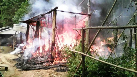 แม่เฒ่าวัย 105 ปี วิ่งหนีตาย! ไฟไหม้บ้านวอดทั้งหลัง