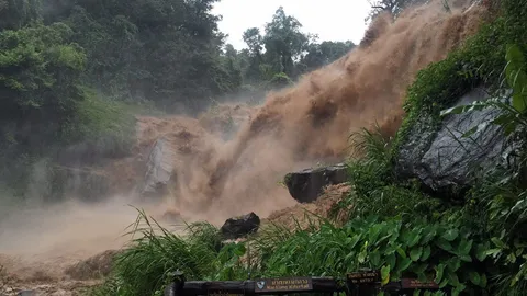 น้ำป่าทะลัก