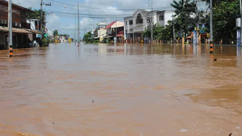 อ.ศรีสำโรง-อ.เมืองสุโขทัยยังอ่วม น้ำยมทะลักท่วมบ้าน ปชช.ต่อเนื่อง