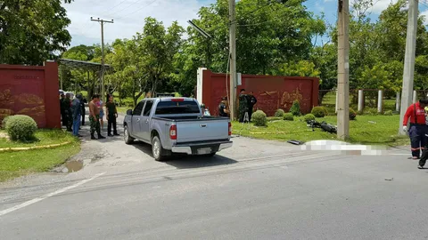 กระบะยูเทิร์นเข้าค่ายทหารเมืองลิง ชน จยย.ทางตรง ตาย 1 เจ็บ 1