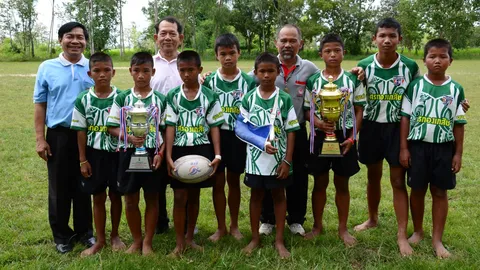 นร.เมืองอุบลฯ แชร์รองเท้าใส่แข่งรักบี้ ใจสู้จนคว้ารองแชมป์ฯประเทศไทย