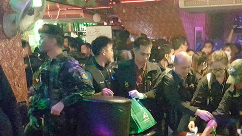 ทลายผับผิวสี ต่างชาติลูกค้า มั่วสุมปาร์ตี้ยา เปิดยันเที่ยง!