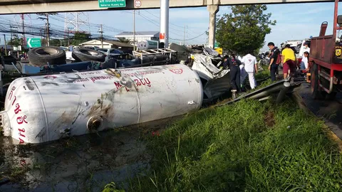 รถบรรทุกแก๊สLPG พลิกคว่ำ! ตกร่องน้ำย่านพระราม 2 โชคดีไม่มีแก๊สรั่ว