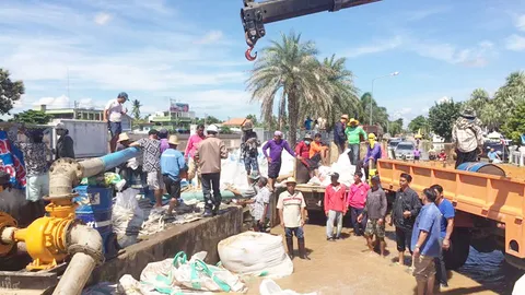 ถนนทรุดกว่า 300 ม.! กรมโยธาฯมอบบิ๊กแบ็กช่วยน้ำท่วมสุโขทัย ต.ปากแคว 