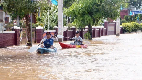 น้ำท่วมเมืองสุโขทัยยังอ่วม บางจุดน้ำสูง ชาวบ้านพายเรือแก้เครียด