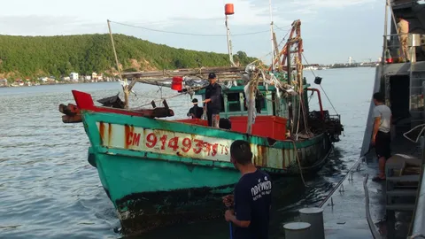 ทัพเรือภ.2 จับเรือประมงเวียดนาม 1 ลำ-ลูกเรือ 5 คน รุกน่านน้ำไทย