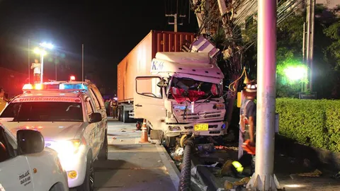  พ่วง 18 ล้อ เสยท้ายสองแถว พุ่งชนเสาไฟฟ้าหัก ตาย 1 เจ็บเพียบ