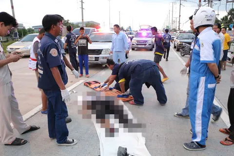 สลด! หนุ่มเทคนิคถูก 18 ล้อเฉี่ยวแล้วทับซ้ำ ดับต่อหน้าเพื่อน 