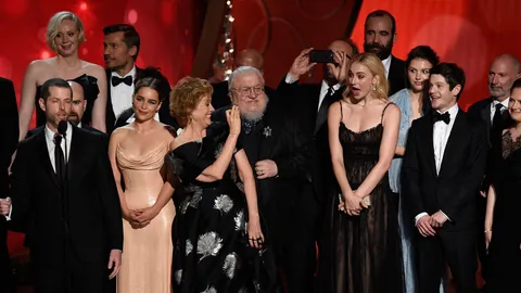 เกมออฟโทรนส์ทุบสถิติ คว้ารางวัลมากที่สุด