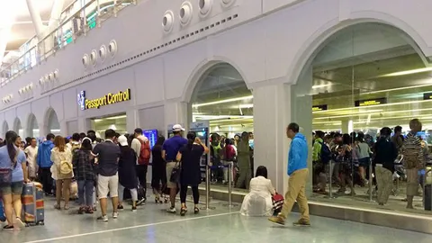 แชร์ภาพตรวจพาสปอร์ตนานเป็น ชม.