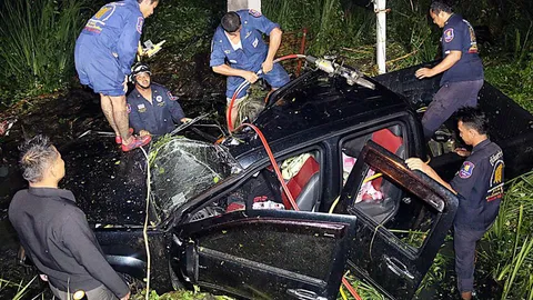 หนุ่มชลบุรีซิ่งกระบะหลุดโค้งอัดเสาไฟ คอหักตายคาซากรถ