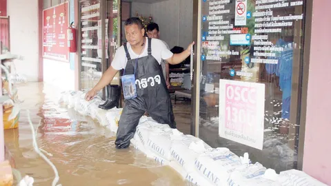 น้ำป่าทะลักบ้านด่านลานหอย โรงพัก รพ. ถนนสายหลักอ่วม ร.ร.สั่งปิด 2 วัน