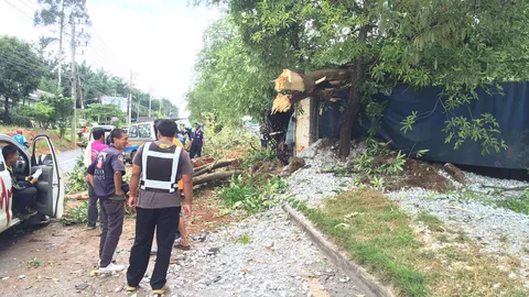 รถแร่ชนเกาะกลาง ยิปซัมกระจายเต็มถนน คนขับดับ-คาดหลับใน 