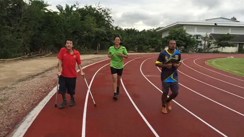 หนุ่มประจวบฯพิการ ใช้ไม้เท้าเดิน 3 รอบสนามกีฬา หวังแข็งแรงไม่พึ่งยา