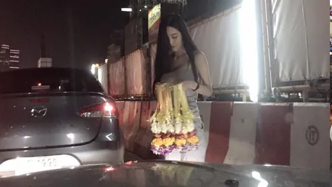 ไม่ได้สร้างภาพ! สาวเซ็กซี่ยืนขายพวงมาลัย โพสต์แจงแค่ช่วยเด็กซื้อ-ขายต่อ