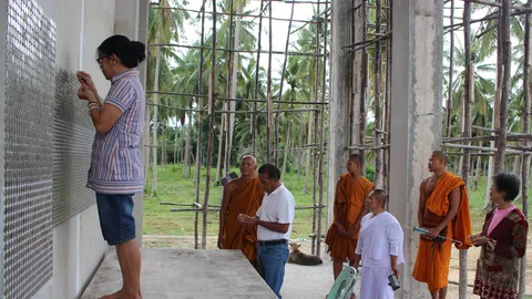 พลังศรัทธา! ชาวบ้านแห่ติดเหรียญ ฝาผนังอุโบสถ วัดที่ทับสะแก
