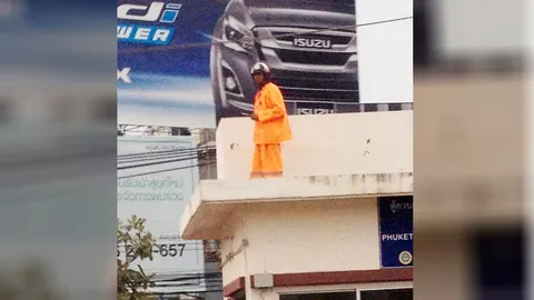 โซเชียลฯ ชื่นชม ตร.ภูเก็ต ยืนหลังคาป้อม ดูรถติด เปลี่ยนไฟจราจร