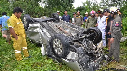 ผจก.แบงก์กรุงศรี ควบเก๋งตกทางด่วนเชียงราก ร่างอัดก๊อบปี้ดับคาที่ 