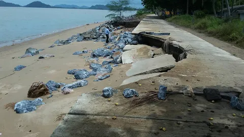 สตูลคลื่นแรง เซาะถนนคอนกรีตเลียบชายหาดบางศิลา เป็นโพรงทรุดพัง 80 ม.
