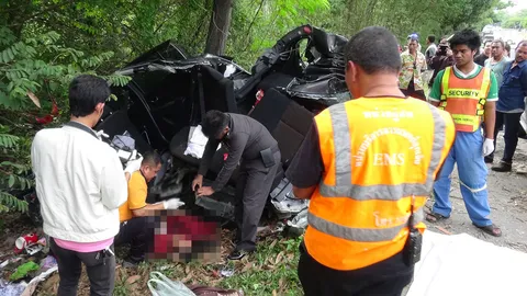 เศร้า! ครอบครัวตำรวจนราฯ รถพุ่งชนต้นไม้ แม่-ลูกเล็ก ดับ พ่อ เจ็บ