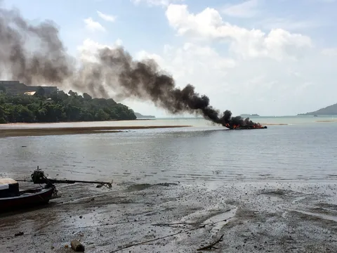 'สปีดโบ๊ต' เพิ่งประมูลจาก ปปง. ระเบิด! ไฟลุกวอด ลูกเรือเจ็บ 3 