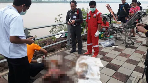 ชาวบึงกาฬ ผงะ เจอศพเด็กผู้ชายเรือล่มลอยอืดริมโขง ญาติชาวลาวโร่รับศพ