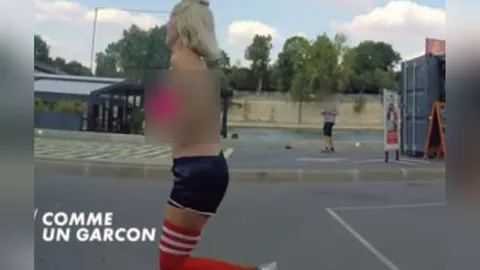 อล่างฉ่างกลางกรุงปารีส เหยี่ยวข่าวสาว วิ่งเปลือยอก ออกทีวีไม่อายฟ้าดิน