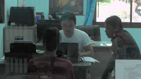 โจ๋หิ้วศพเพื่อนส่งกู้ภัยหลังสวน ให้ปากคำ ตร.คาดขอหมายจับมือปืนใน 7 วัน