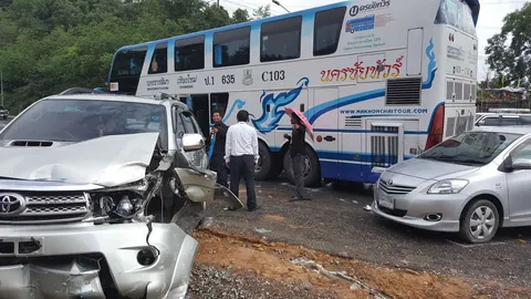 แพร่ ฝนหนัก รถทัวร์เบรกไม่อยู่ พุ่งชนรถ 3 คัน ข้างทาง เจ็บสาหัส 