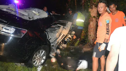 หนุ่มควบเก๋งฝ่าฝน เสียหลักตกข้างทางชนต้นไม้ ดับคาซาก