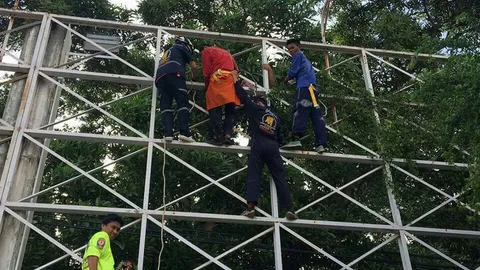 หนุ่มรับเหมาปีนป้ายโฆษณาทาสี ถูกไฟช็อตหวิดดับที่ระยอง 