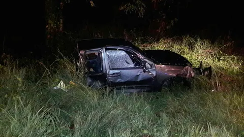 กระบะหนุ่มเชียงใหม่ฝ่าฝนพุ่งข้ามเลนชนต้นไม้ขาด 2 ท่อนรอดปาฏิหาริย์