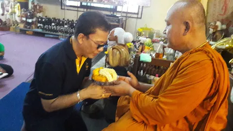 'สุรชัย' แซยิดเข้าขอขมา 'อ.แดง' วัดป้อมรามัญ  ลาบวชอินเดีย 