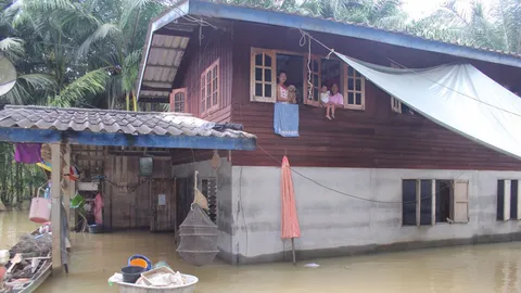เร่งช่วยชาวพระแสง เมืองสุราษฎร์ น้ำคลองอิปัน เอ่อท่วมบ้านสูงเมตรครึ่ง