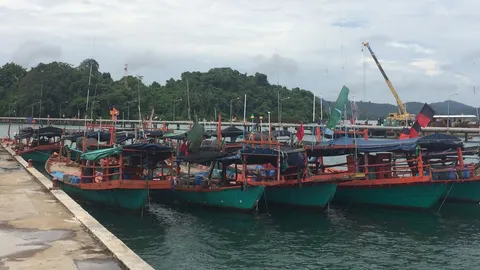 จับเรือต่างชาติ รุกน่านน้ำไทยทำประมง คุมไต้ก๋ง-ลูกเรือกว่า 50 คนสอบ