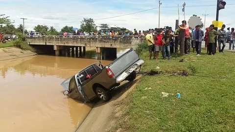 ตกคลองดับ3ศพ พ่อแม่ลูก-เฉี่ยวชนรถคู่กรณี ขณะที่อีกฝ่ายเจ็บยกคัน3ราย