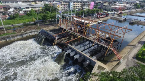 ผวจ.ปทุมฯ รุดดูระบายน้ำ หลังฝนถล่มท่วมขัง เร่งผลักดันลงเจ้าพระยา