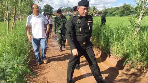 รอง ผบ.มทบ.23 รุดสำรวจถนน หลังคุณยายกระโจมอกเล่นน้ำ อบต.แจงมีงบฯ