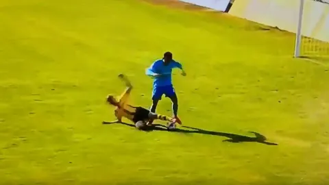 เก๋าผิดที่! ชมคลิปลูกชาย ‘ซีดาน’ โชว์เหวอ โดนฉกบอลเข้าไปยิงประตู 