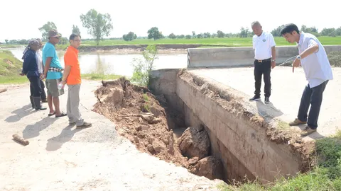ผวจ.โคราชสั่งซ่อมด่วน น้ำหลากทำสะพานคอนกรีตพัง ปชช.เดือดร้อน 2 พันหลัง
