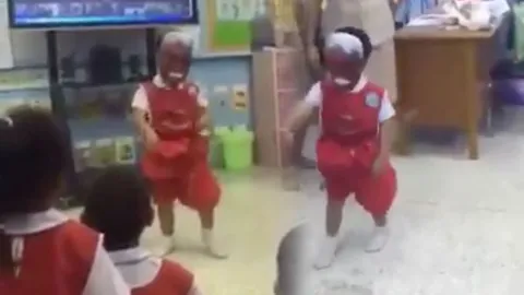 แจ้งเกิดอีก! หนูน้อย 4 ขวบ โชว์เต้นพรานบุญหน้าห้องเรียนสุดน่ารัก (ชมคลิป)