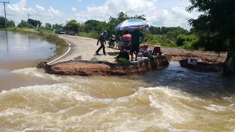น้ำเทือกเขาเพชรบูรณ์ไหลเซาะถนนขาด เส้นวังน้ำลัด-นาขอม เมืองปากน้ำโพ