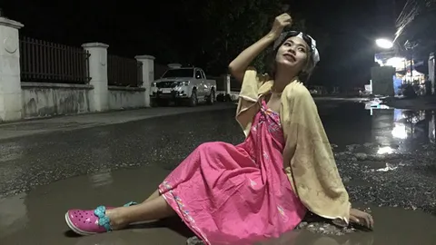 เร่งซ่อมแล้ว! นิสิตสาว ม.นเรศวรโพสต์นุ่งผ้าถุงประชดถนนพัง ตกหลุมมาหลายครั้ง