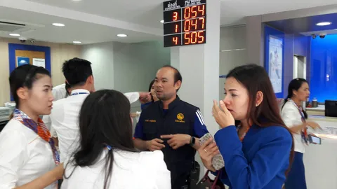 รวบทันควัน โจรควงปืน-ฉีดสเปรย์พริกไทย บุกชิงเงินล้าน ธ.กรุงเทพ ศรีราชา (ชมคลิป)