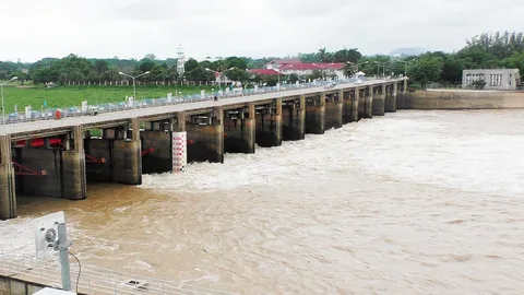 ฝนตกหนัก กระทบ 16 จังหวัด น้ำเอ่อล้นท่วมพื้นที่ ภาคกลางอ่วมสุด