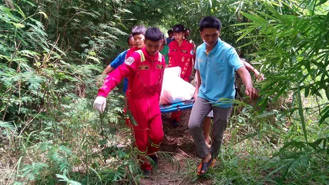 หนุ่มจิตอาสา ร่วมกู้ผักตบชวาในลำห้วย พลัดตกน้ำดับ