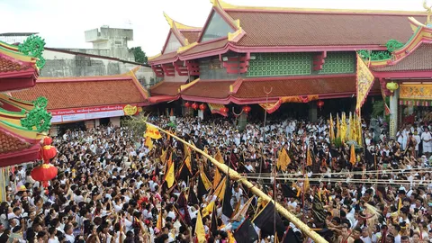 กินเจภาคใต้เริ่มแล้ว! ศาลเจ้ายกเสาโกเต้ง คนแต่งขาวร่วมอิ่มบุญทั่วหน้า