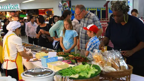 เหนือคึกคัก! ปชช.แห่ล้างท้องต้อนรับเทศกาลกินเจ ห้างร้านร่วมจัดกิจกรรม 
