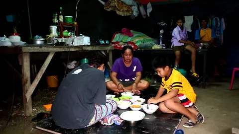 กว่า 20 ครอบครัวที่นครสวรรค์ หอบสัมภาระหนีน้ำท่วม นอนเต็นท์บนถนน